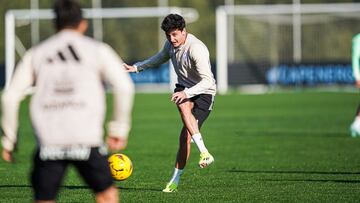 El centrocampista Carlos Dotor golpea el balón durante un entrenamiento del Celta.
