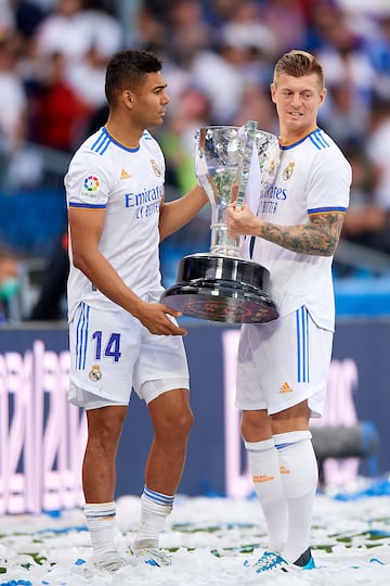 El alemán ha conseguido cuatro Ligas con el Real Madrid (2017, 2020, 2022 y 2024). En la foto, con Casemiro en la celebración del título liguero de 2022. 