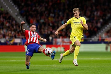 El defensa rojiblanco, José María Giménez, intercepta un balón dirigido al delantero amarillo, alexander Soroloth.