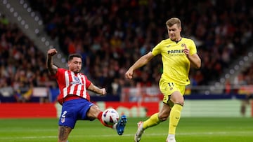 El defensa rojiblanco, José María Giménez, intercepta un balón dirigido al delantero amarillo, alexander Soroloth.