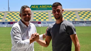 Xavi Roca, en la presentaci¨®n de Oier Sanjurjo con el AEK Larnaca.