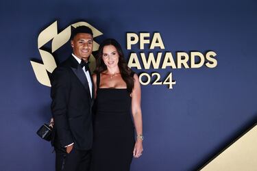 Ollie Watkins y Ellie Alderson.