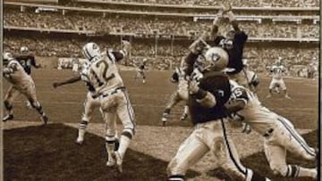 Joe Namath lanzando un bal&oacute;n en el partido interrumpido por la emisi&oacute;n de Heidi.