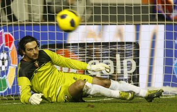 41 años y 153 días. Tras pasar por Atlético de Madrid, Valladolid, Manchester United y Racing llegó a Osasuna en 2005. Su último partido fue en el Bernabéu en 2013.