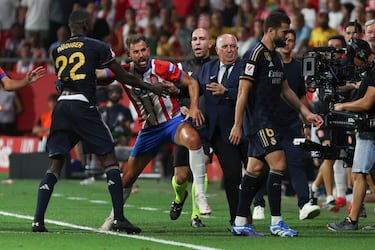 Rudiger trata de frenar a Stuani en la salida del terreno de juego de Nacho tras ser expulsado. 

