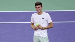 El tenista italiano Luca Nardi celebra su victoria ante Novak Djokovic en el Masters 1.000 de Indian Wells.