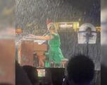 El impresionante video de Taylor Swift cantando para 70 mil personas debajo de la lluvia