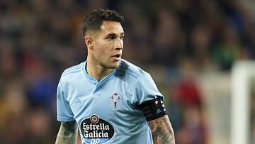 Hugo Mallo, con el bal&oacute;n, durante el partido entre el Barcelona y el Celta disputado en el Camp Nou.