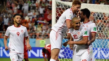 Tunisia's forward Wahbi Khazri (2ndR) is congratulated by teammates after scoring a goal during the Russia 2018 World Cup Group G football match between Panama and Tunisia at the Mordovia Arena in Saransk on June 28, 2018. / AFP PHOTO / JUAN BARRETO