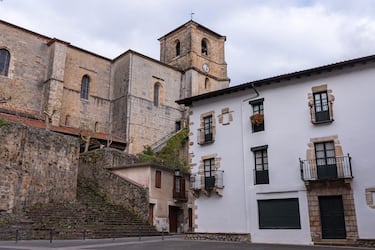 Bera (conocida también como Vera de Bidasoa) es una histórica villa situada en la comarca de Bortziriak (Cinco Villas), en el norte de Navarra, justo en la frontera con Francia. Destaca por su arquitectura tradicional vasca, sus balcones floridos y su estrecha relación con el río Bidasoa.