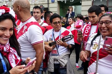MOSCOW, RUSSIA - JUNE13 : Fans of Peru congregate on Nikolskaya Street a pedestrian street in Kitay-Gorod in Moscow on June 13, 2018 in Moscow, Russia. (Photo by Robbie Jay Barratt - AMA/Getty Images)