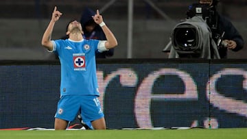 Cruz Azul's Uruguayan midfielder #15 Ignacio Rivero celebrates scoring the team's first goal during the Liga MX Clausura football match between Cruz Azul and Pachuca at the Olimpico Universitario stadium in Mexico City on February 8, 2025. (Photo by ALFREDO ESTRELLA / AFP)