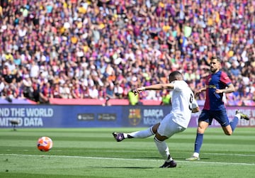 El delantero franc¨¦s del Real Madrid marca el 0-2 al FC Barcelona.