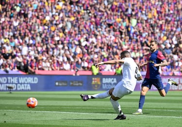 El delantero francés del Real Madrid marca el 0-2 al FC Barcelona. 