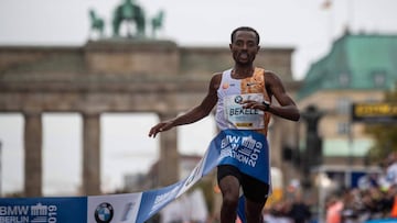 Kenenisa Bekele cruza la meta victorioso en la maratón