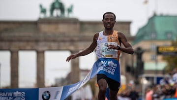 Kenenisa Bekele cruza la meta victorioso en la marat&oacute;n de Berl&iacute;n de 2019.