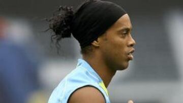 <b>TRISTÓN.</b> Ronaldinho estuvo ayer con el resto de sus compañeros, aunque se mostró decepcionado: sabe que no está nada fino.