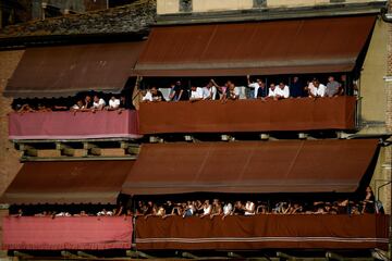 El Palio de Siena (Palio di Siena) es una carrera de caballos de origen medieval que enfrenta a los distritos de la ciudad italiana dos veces al año. La primera del año se celebra el 2 de julio (Palio di Provenzano) y la segunda el 16 de agosto (Palio del