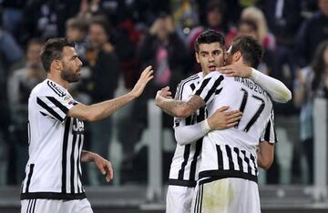 Mandzukic celebrates with Morata and Barzagli after scoring the first goal  