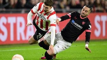 Telles (derecha), pugnando con Til durante el PSV-Sevilla.