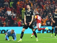 Federico Gatti se lamenta después de que Sacha Boey del Galatasaray anotara su quinto gol. REUTERS/Murad Sezer