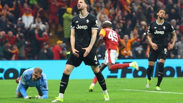 Federico Gatti se lamenta después de que Sacha Boey del Galatasaray anotara su quinto gol. REUTERS/Murad Sezer