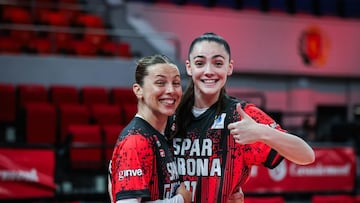 Carolina Guerrero, pívot del Spar Girona, levanta el dedo junto a Sandra Ygueravide.