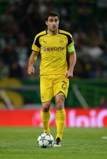 Actualmente juega en el Borussia Dortmund.