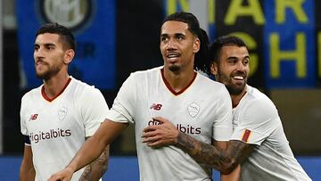 AS Roma's British defender Chris Smalling (C) celebrates with AS Roma's Italian midfielder Lorenzo Pellegrini (L) and AS Roma's Italian defender Leonardo Spinazzola after scoring during the Italian Serie A football match between Inter and AS Roma on October 1, 2022 at the Giuseppe-Meazza (San Siro) stadium in Milan. (Photo by Isabella BONOTTO / AFP)