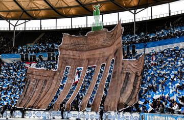 Fans del Hertha despliegan una tifo con la Puerta de Brandemburgo