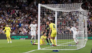 ... y al volver a poner un pase atrás, Pau Torres tocó el balón que entró en la portería marcando el 1-0 para el Real Madrid.