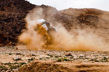 Así ha sido el revolcón de Lategan y su copiloto Cummings Brett durante los primeros kilómetros de la especial. Lategan ha sido trasladado al hospital con una fractura de clavícula provocada por el accidente. 