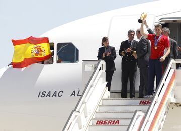 La expedición española partió a las 04:50 de la mañana para aterrizar en el aeropuerto de Barajas en torno a las 14:50 horas. Fueron casi diez horas de vuelo donde primó la alegría, la fiesta y el buenrrollismo entre los jugadores, cuerpo técnico, staff y prensa.