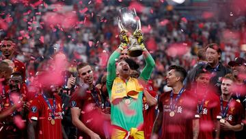 Adrián levanta con el Liverpool la Supercopa de Europa.