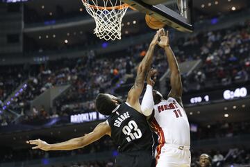 MEX50. CIUDAD DE MÉXICO (MÉXICO), 09/12/2017.- El jugador de los Nets Allen Crave (i) disputa el balón con Dion Waiters (d) de los Heats hoy, sábado 9 de diciembre de 2017, durante un partido de baloncesto de la NBA, entre los Nets de Brooklin y los Heats de Miami, disputado en la Arena Ciudad de México, (México). EFE/Jorge Nuñez