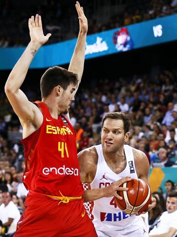 El alero español Juancho Hernangómez defendiendo al alero croata Bojan Bogdanovic. 