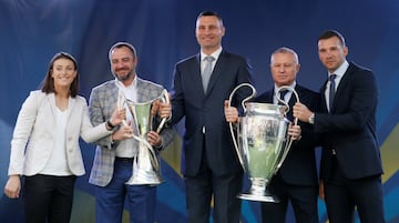 Vitali Klitschko, alcalde de Kiev y exboxeador, Andriy Pavelko, presidente de la Federación Ucraniana de Fútbol, Andriy Shevchenko e Iya Andrushchak. 