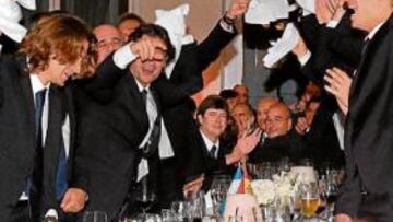 <b>¡VAMOS, VAMOS! </b>David Ferrer y Feliciano López dirigen los cánticos del equipo en la cena de gala que se celebró en el Casino de Mar del Plata.