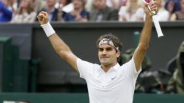 <b>A LA FINAL. </b>Federer celebra su victoria de ayer ante Djokovic.