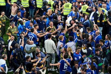 Jugadores y aficionados celebraron el ascenso sobre c¨¦sped del Carlos Tartiere.