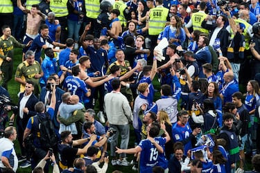 Jugadores y aficionados celebraron el ascenso sobre césped del Carlos Tartiere.