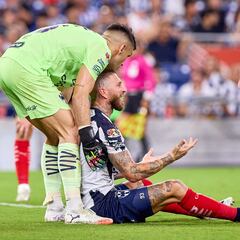 Sergio Ramos recibe de su propia medicina en México