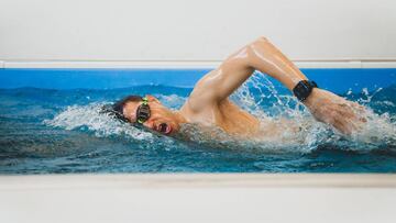 Pablo Fernández nada 25 horas para un récord solidario