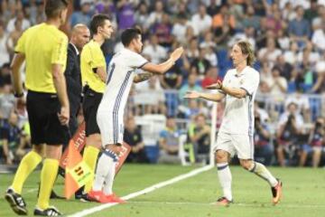 James Rodríguez sustituye a Modric.