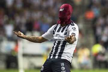 El creativo jugador colombiano lució la máscara de Spiderman en alguna de sus anotaciones con Rayados de Monterrey, muy al estilo de Pierre Emerick Aubameyang.