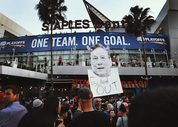 En 2014, un escándalo mayúsculo sacudió a los Clippers…. Y a la NBA. Unas grabaciones con comentarios racistas y despectivos hacia los jugadores de Sterling pusieron a la Liga en alerta roja. Adam Silver, además, acababa de ascender al cargo de comisionado tras la era David Stern. Silver no tembló, Sterling fue apartado, primero, y obligado a vender la franquicia, después. El asunto, que amenazó con sacudir los playoffs 2014, se gestionó de forma rápida e impecable, y de la puja emergió Steve Ballmer, cofundador de Microsoft. Por 2.000 millones de dólares (solo por detrás en el deporte USA de los 2.150 que costaron los Dodgers de Los Ángeles, de la MLB), Ballmer heredó lo que era un erial, terreno muerto. De ese solar ha emergido una de las franquicias mejor gestionadas, más ambiciosas y con más recursos de la NBA. Una que hoy está valorada en 3.300 millones. 