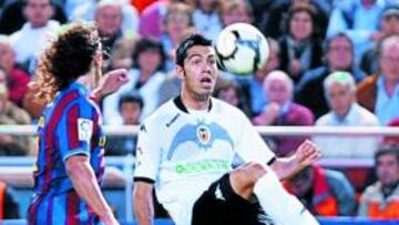 <b>OTRA ALTERNATIVA. </b>Miku, con el Valencia, en una acción ante Puyol del Barcelona.