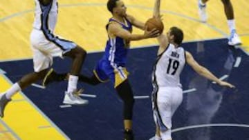 Stephen Curry deja la bandeja ante Beno Udrih.