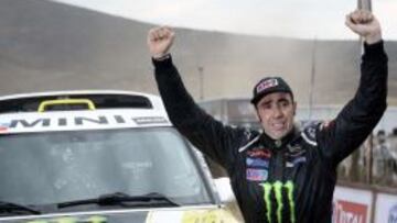 Nani Roma celebra su triunfo en coches.