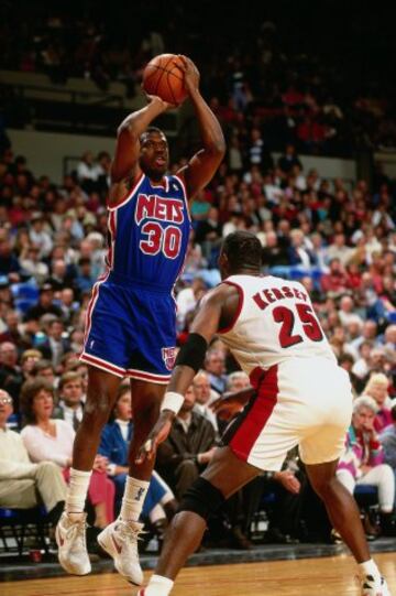 Bernard King de los New Jersey Nets y Jerome Kersey de los Portland Trailblazers en 1993